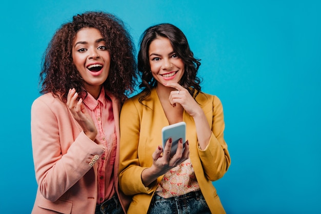 Donne bellissime in posa con il telefono