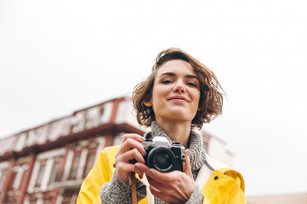 ゴージャスな若い女性写真家