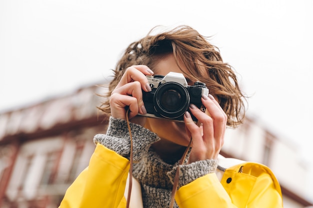 ゴージャスな若い女性写真家