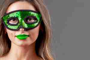 Free photo gorgeous young woman with colored mask