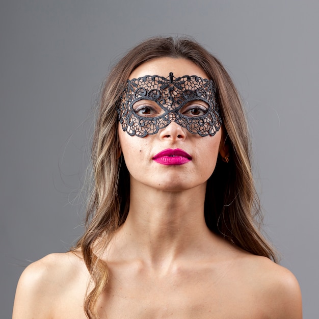 Free photo gorgeous young woman with mask