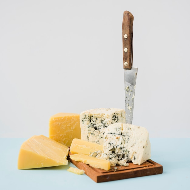 Free photo gouda and blue cheese with sharp knife against white background