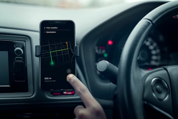 Foto gratuita sistema di navigazione gps su un telefono in un'auto a guida autonoma