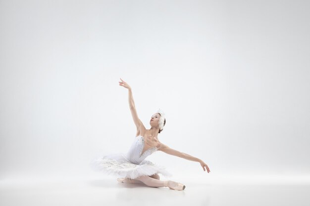 Изящные классические танцы балерины на белом фоне.