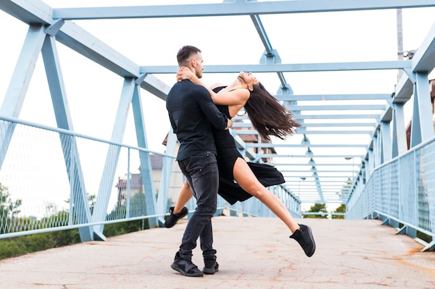 Foto gratuita ballerina aggraziata tangoing sul ponte