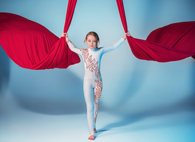 Бесплатное фото Изящная гимнастка выполняет воздушные упражнения
