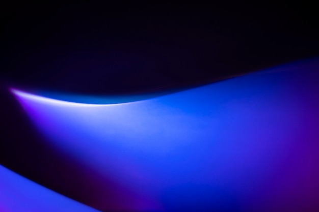 Градиентный фон с синим и фиолетовым световым эффектом