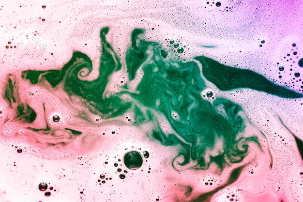 무료 사진 거품이있는 그라디언트 유색 액체