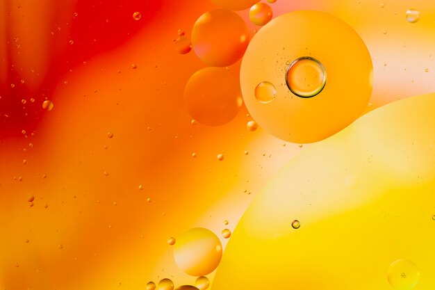 Градиентная цветовая абстракция в сопровождении прозрачных пузырьков жидкости