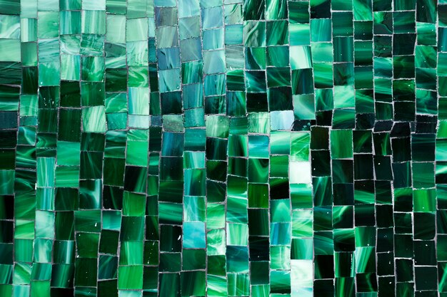 Градиентная зеленая мозаика для ванной