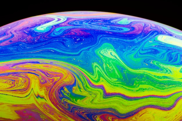 Foto gratuita bolla di sapone multicolore gradiente su sfondo nero