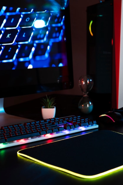 Градиентный вид освещенного неонового игрового стола с клавиатурой