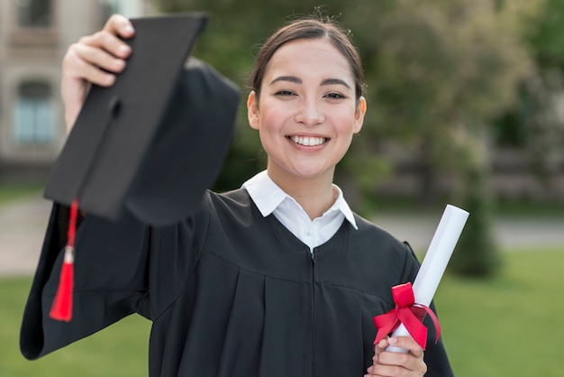 Foto gratuita concetto di laurea con ritratto di ragazza felice