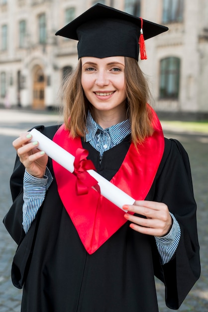 Foto gratuita concetto di laurea con ritratto di ragazza felice