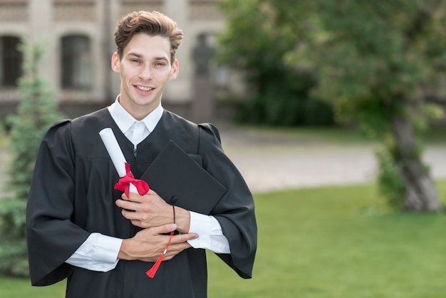 Foto gratuita concetto di laurea con ritratto di uomo felice