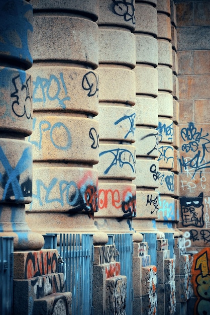 Free photo graffiti on buildings in new york city