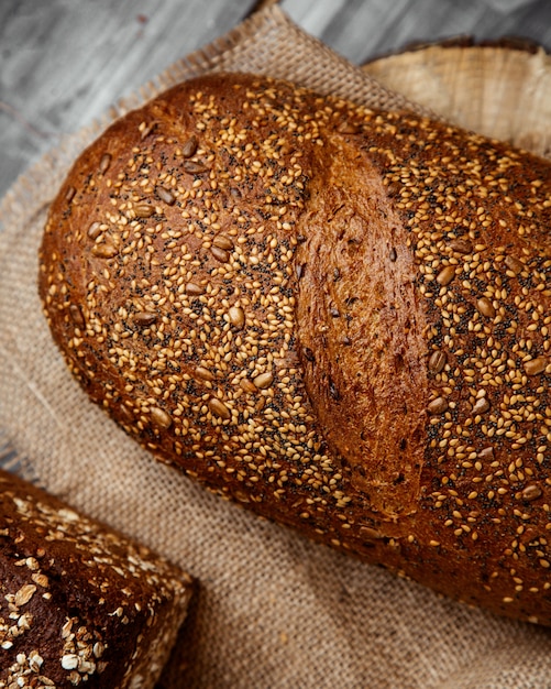 Foto gratuita pane di grano sul tavolo