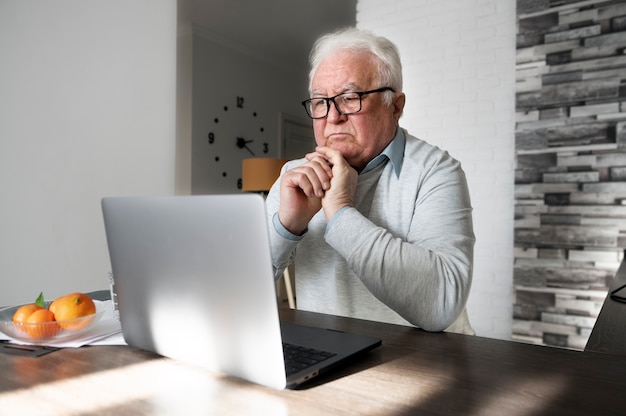 Foto gratuita i nonni imparano a usare i dispositivi digitali