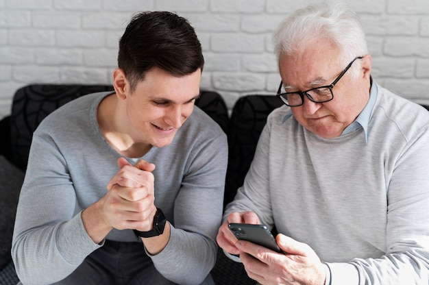 デジタルディバイスの使い方を学ぶ祖父母