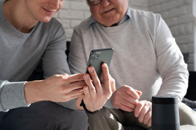 Foto gratuita i nonni imparano a usare i dispositivi digitali