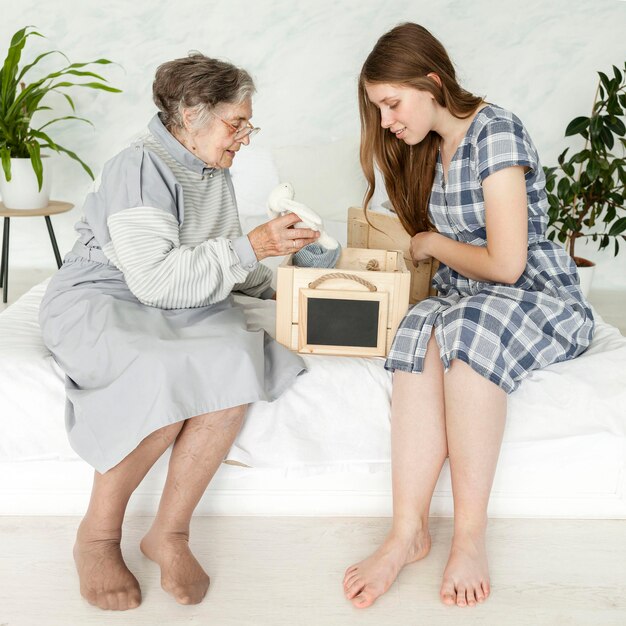 Nipote passare del tempo di qualità con la nonna