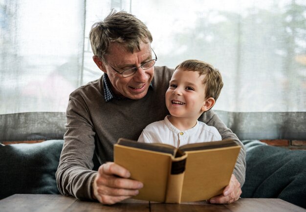 Дед и внук читают книгу вместе