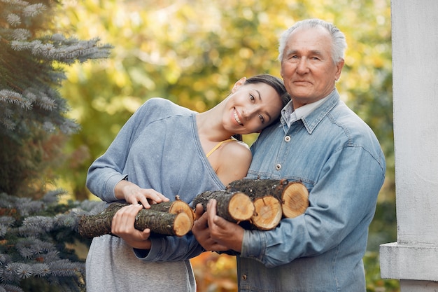 Дед с внучкой по двору с дровами в руках