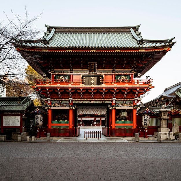 壮大な日本の伝統的な木造寺院