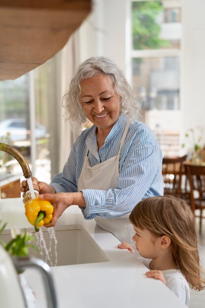 Nonna che cucina insieme al nipote