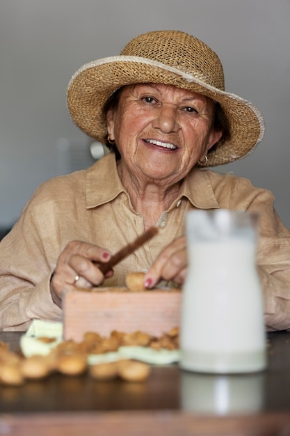 Foto gratuita nonna che rompe le noci