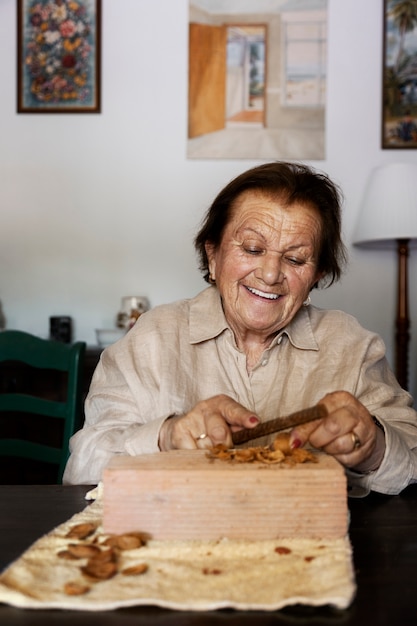 Бабушка колет грецкие орехи