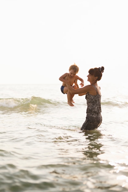 Foto gratuita nonna e nipote in riva al mare