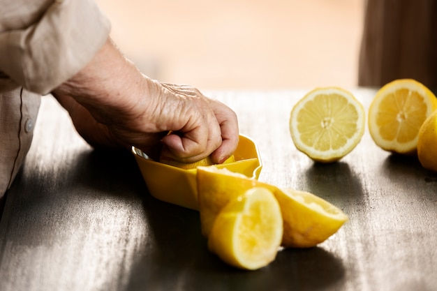 Бесплатное фото Бабушка делает лимонад