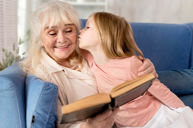 Бабушка читает для маленькой девочки