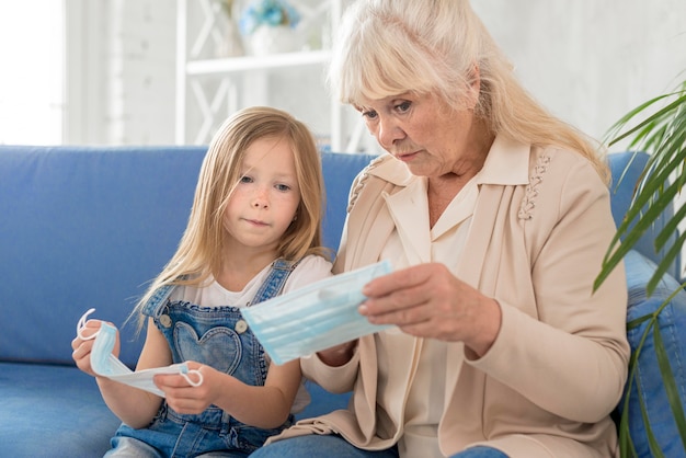 祖母とマスクを持つ少女