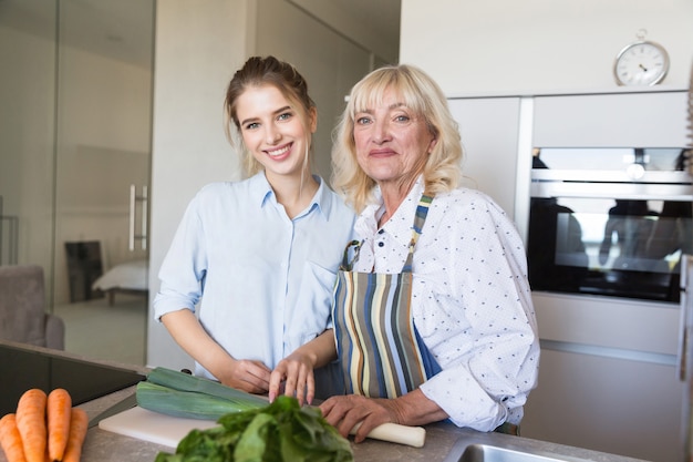 祖母と孫娘が一緒に健康的な食品を作る