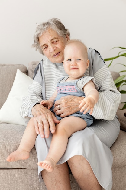 Бабушка с радостью держит внука