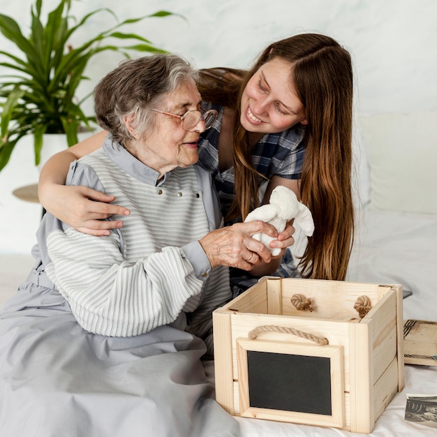 Foto gratuita nonna felice di trascorrere del tempo con la famiglia