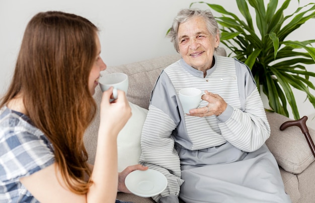 Foto gratuita nonna felice di trascorrere del tempo con la famiglia