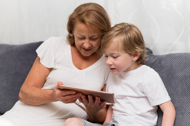 タブレットを持つ祖母と子供