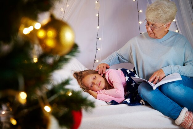 Grandmother lull granddaughter to sleep