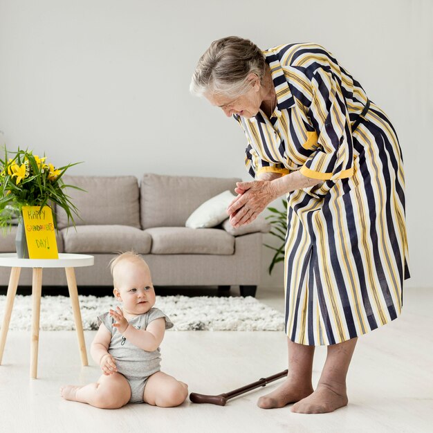 家で孫と遊ぶ祖母
