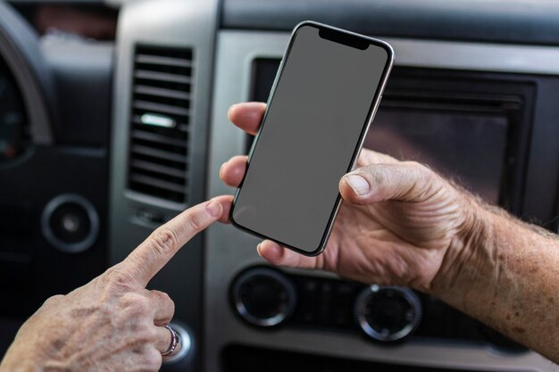 Дедушка показывает свой смартфон бабушке