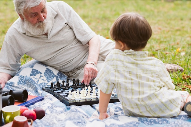 おじいちゃんが孫のチェスを教える