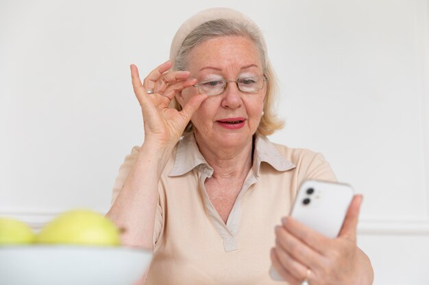 Дедушка и бабушка учатся пользоваться цифровым устройством