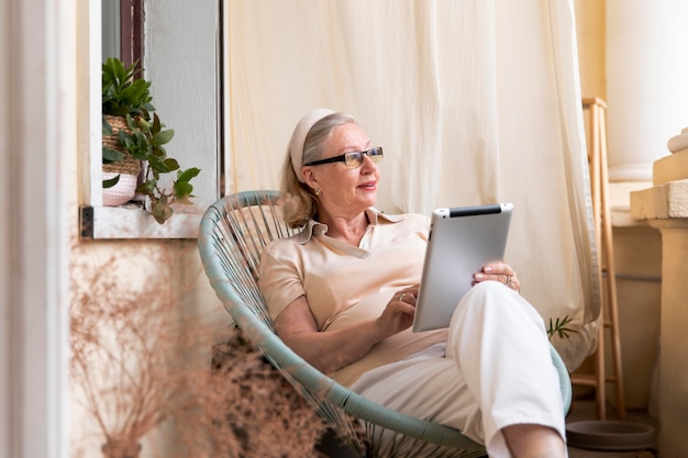 Foto gratuita nonno che impara a usare il dispositivo digitale