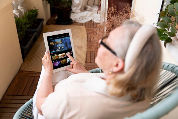 Дедушка и бабушка учатся пользоваться цифровым устройством