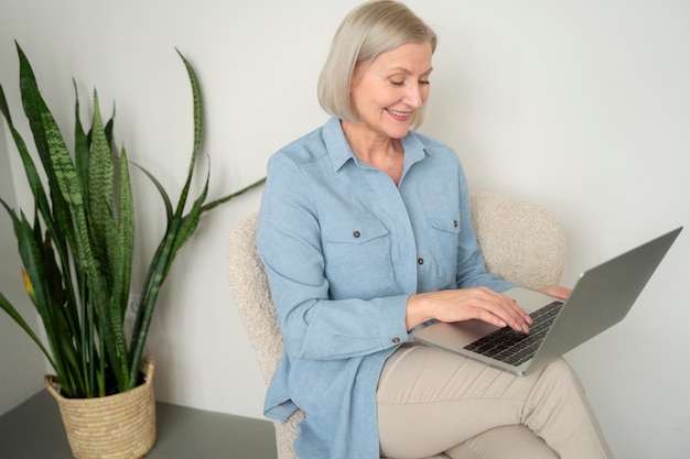 Foto gratuita i nonni imparano a usare la tecnologia