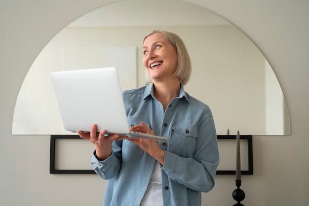 Foto gratuita i nonni imparano a usare la tecnologia