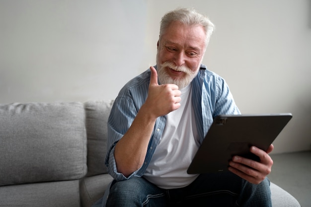 Foto gratuita i nonni imparano a usare la tecnologia